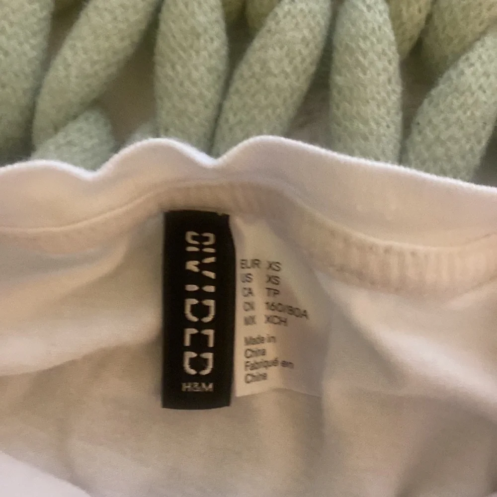 Divided H&M cropped tee - Picture 3 of 3